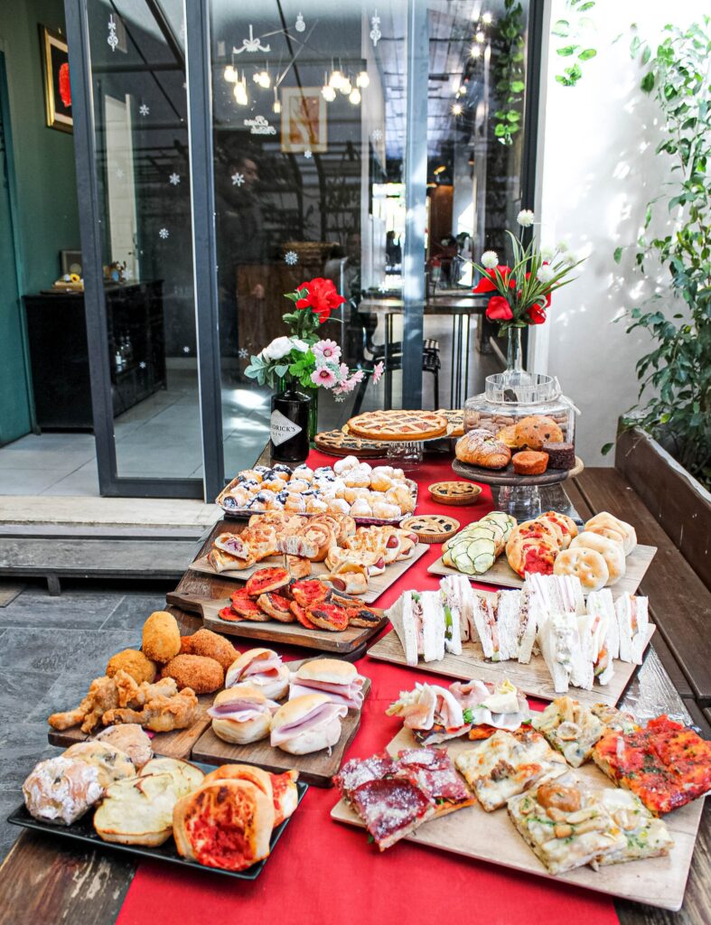 Buffet composto da rustici, prodotti dolci e salati di Mancini il Forno